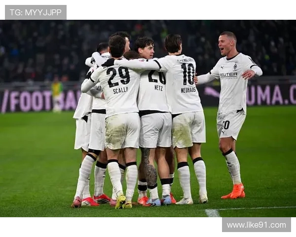 德甲统治足坛的球队分析及霸主地位探讨